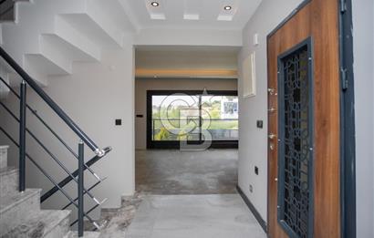 Yenifoça Cumhuriyet Mah. Satılık Havuzlu Lüks Villa