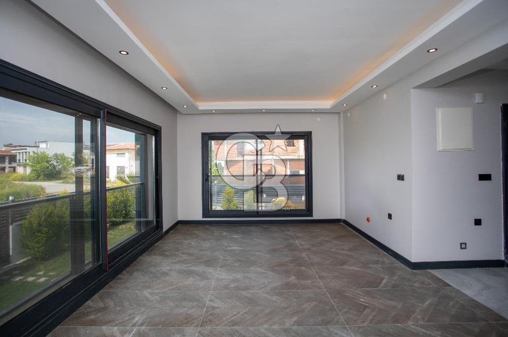 Yenifoça Cumhuriyet Mah. Satılık Havuzlu Lüks Villa