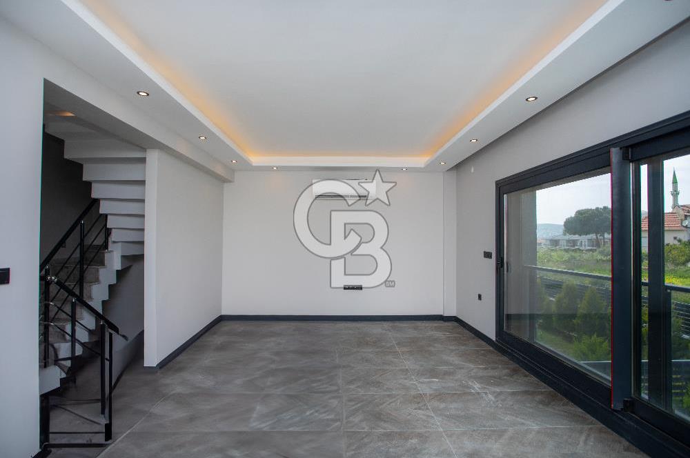 Yenifoça Cumhuriyet Mah. Satılık Havuzlu Lüks Villa