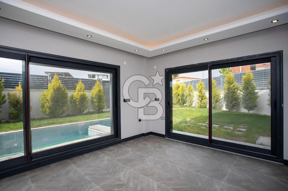 Yenifoça Cumhuriyet Mah. Satılık Havuzlu Lüks Villa