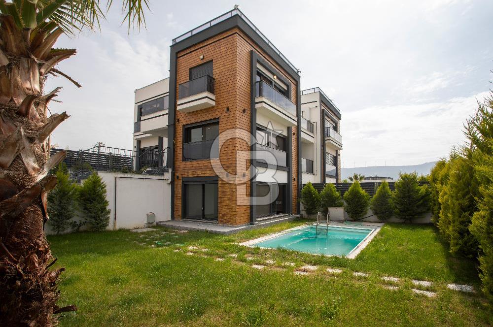 Yenifoça Cumhuriyet Mah. Satılık Havuzlu Lüks Villa