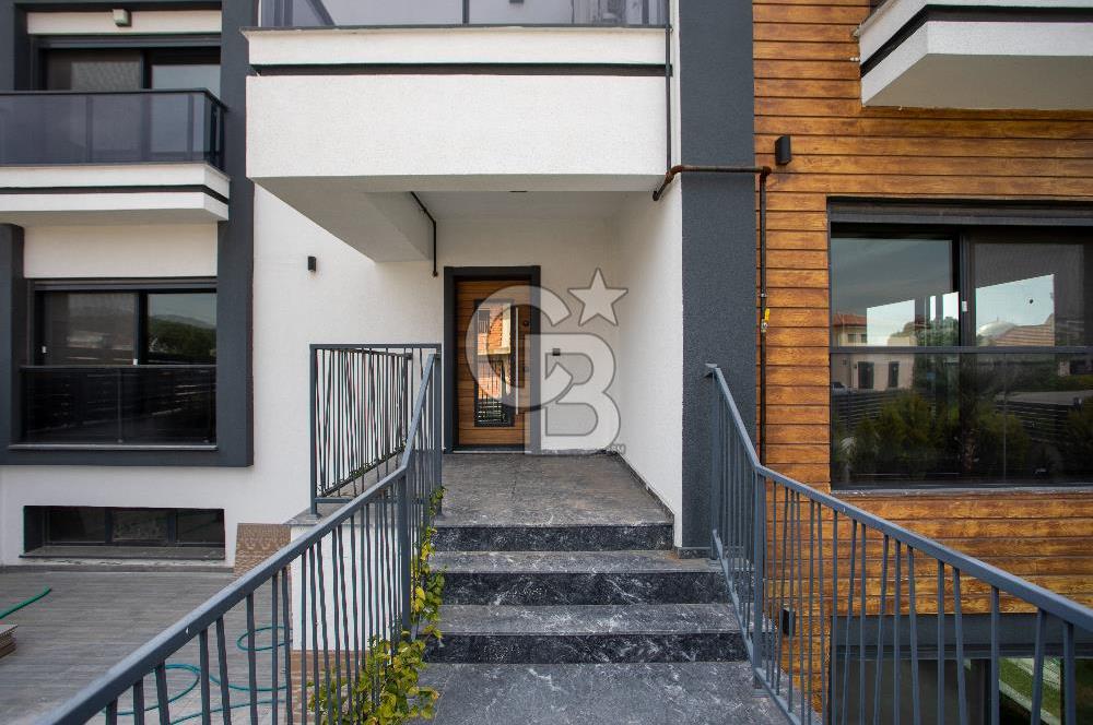 Yenifoça Cumhuriyet Mah. Satılık Havuzlu Lüks Villa