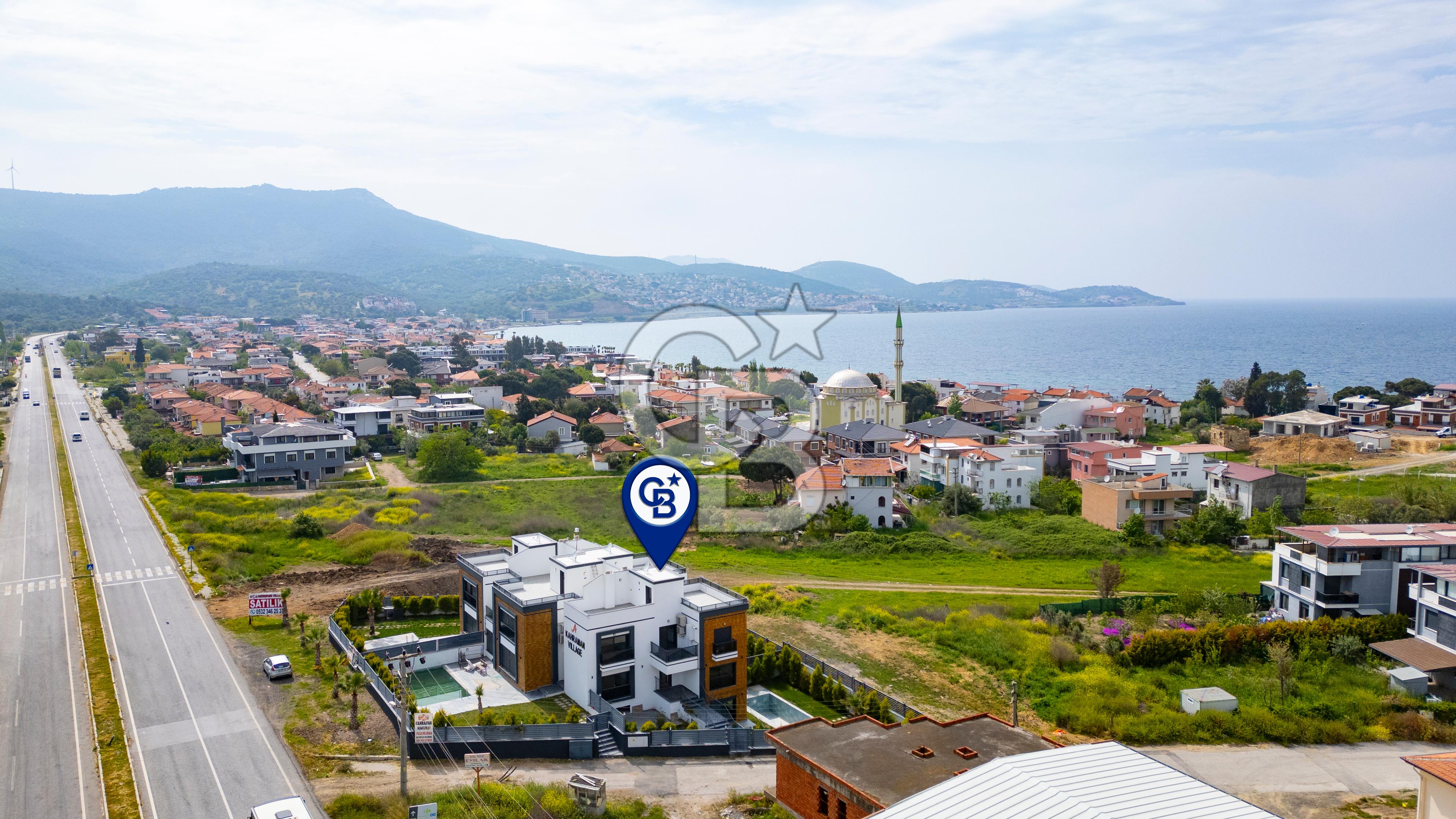 Yenifoça Cumhuriyet Mah. Satılık Havuzlu Lüks Villa