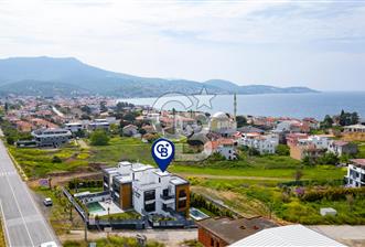 Yenifoça Cumhuriyet Mah. Satılık Havuzlu Lüks Villa