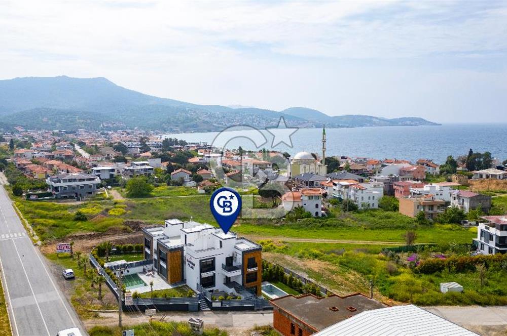 Yenifoça Cumhuriyet Mah. Satılık Havuzlu Lüks Villa