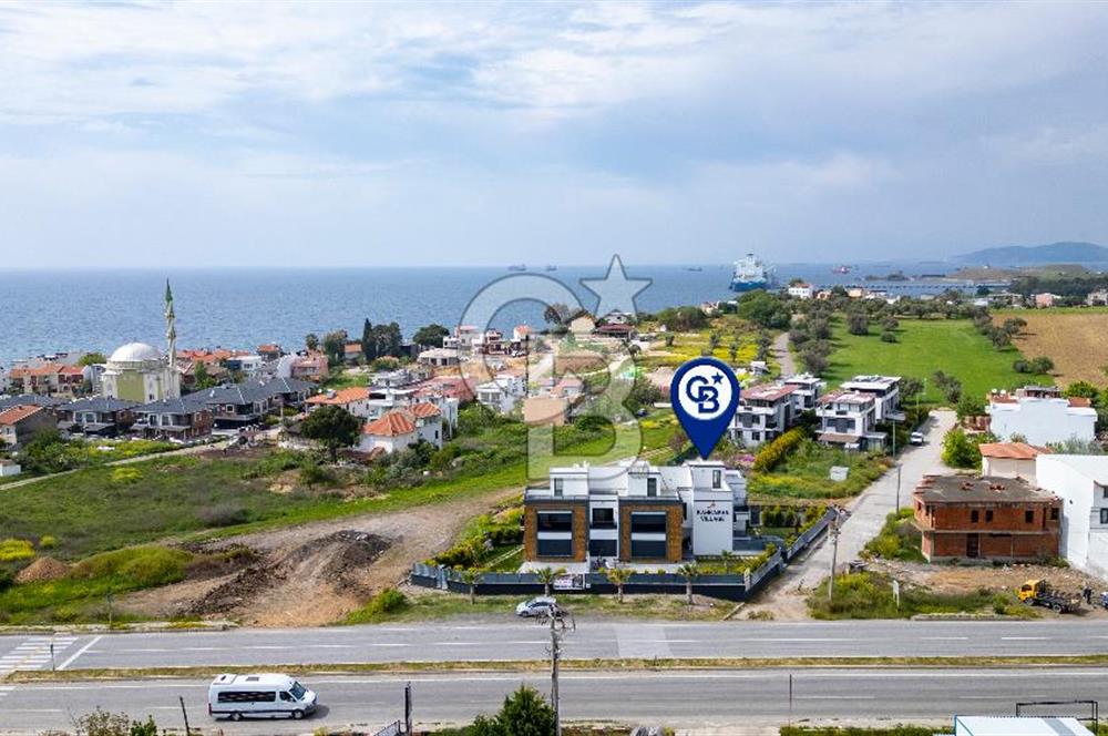 Yenifoça Cumhuriyet Mah. Satılık Havuzlu Lüks Villa