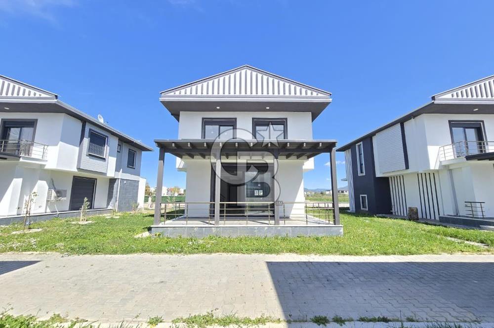 Ayvalık Altınova'da Denize Sıfır Satılık Villa