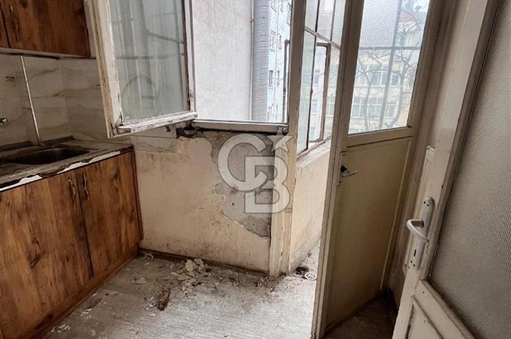 Aksaray Yusufpaşa tramvay durağı karşısında 60 m2 satılık teraslı daire