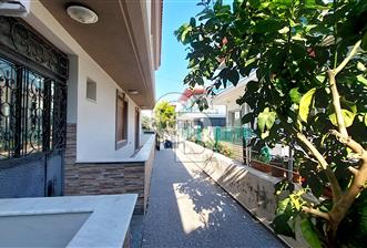 ÇEŞME ÇİFTLİK MERKEZDE DENİZE SIFIR KİRALIK 2+1 DAİRE