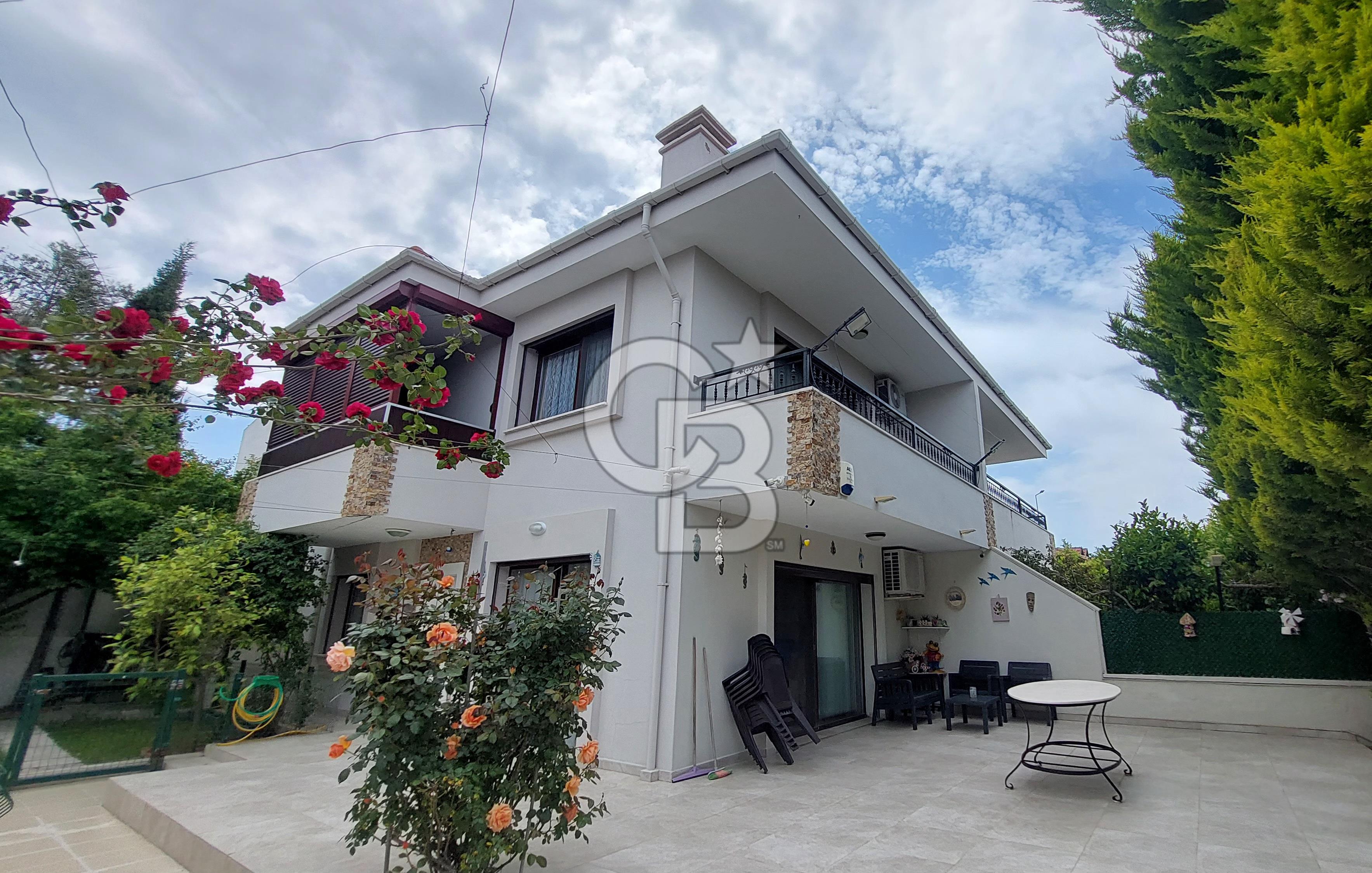 ÇEŞME ALAÇATI DA KİRALIK BAHÇELİ 2+1 VİLLA