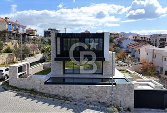 YENİFOÇA ÖZEL TASARIM HAVUZLU 4+1 SATILIK VİLLA