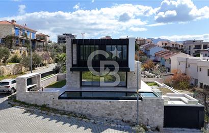 YENİFOÇA ÖZEL TASARIM HAVUZLU 4+1 SATILIK VİLLA