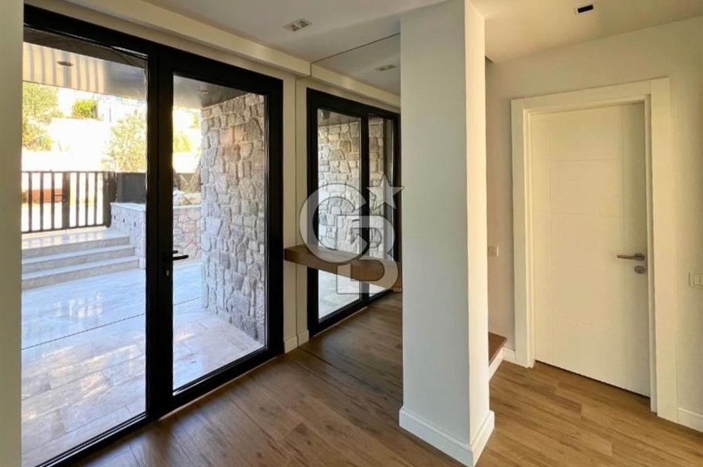 YENİFOÇA ÖZEL TASARIM HAVUZLU 4+1 SATILIK VİLLA