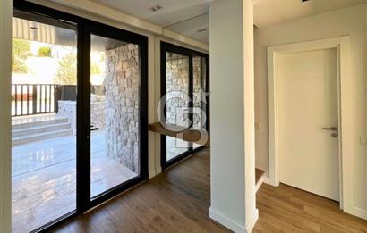 YENİFOÇA ÖZEL TASARIM HAVUZLU 4+1 SATILIK VİLLA