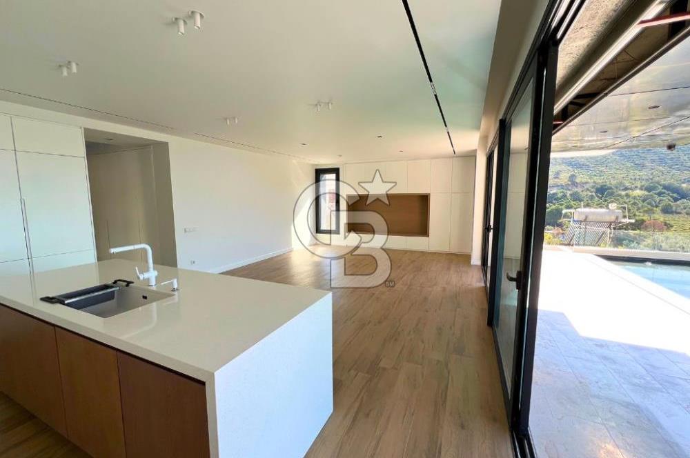 YENİFOÇA ÖZEL TASARIM HAVUZLU 4+1 SATILIK VİLLA