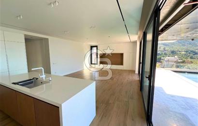 YENİFOÇA ÖZEL TASARIM HAVUZLU 4+1 SATILIK VİLLA