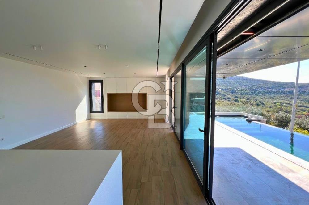 YENİFOÇA ÖZEL TASARIM HAVUZLU 4+1 SATILIK VİLLA