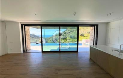 YENİFOÇA ÖZEL TASARIM HAVUZLU 4+1 SATILIK VİLLA