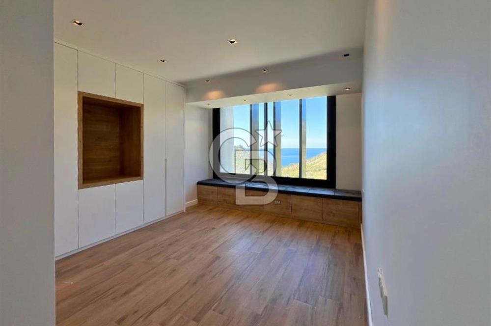 YENİFOÇA ÖZEL TASARIM HAVUZLU 4+1 SATILIK VİLLA