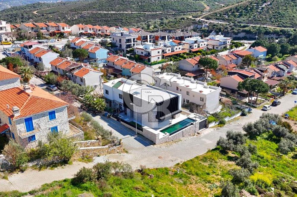 YENİFOÇA ÖZEL TASARIM HAVUZLU 4+1 SATILIK VİLLA