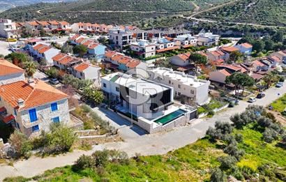 YENİFOÇA ÖZEL TASARIM HAVUZLU 4+1 SATILIK VİLLA