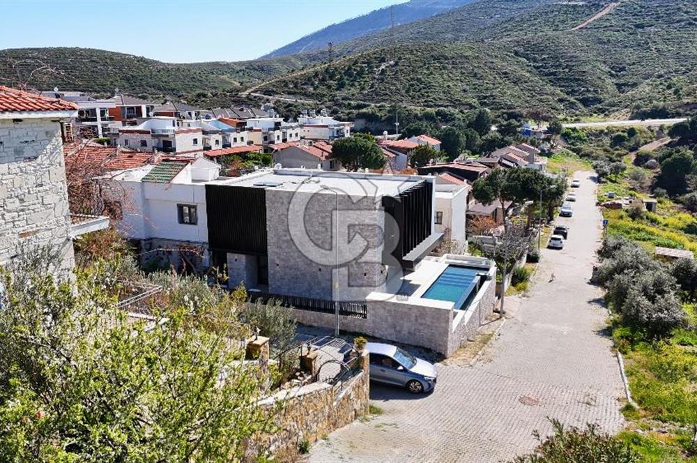 YENİFOÇA ÖZEL TASARIM HAVUZLU 4+1 SATILIK VİLLA