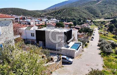 YENİFOÇA ÖZEL TASARIM HAVUZLU 4+1 SATILIK VİLLA