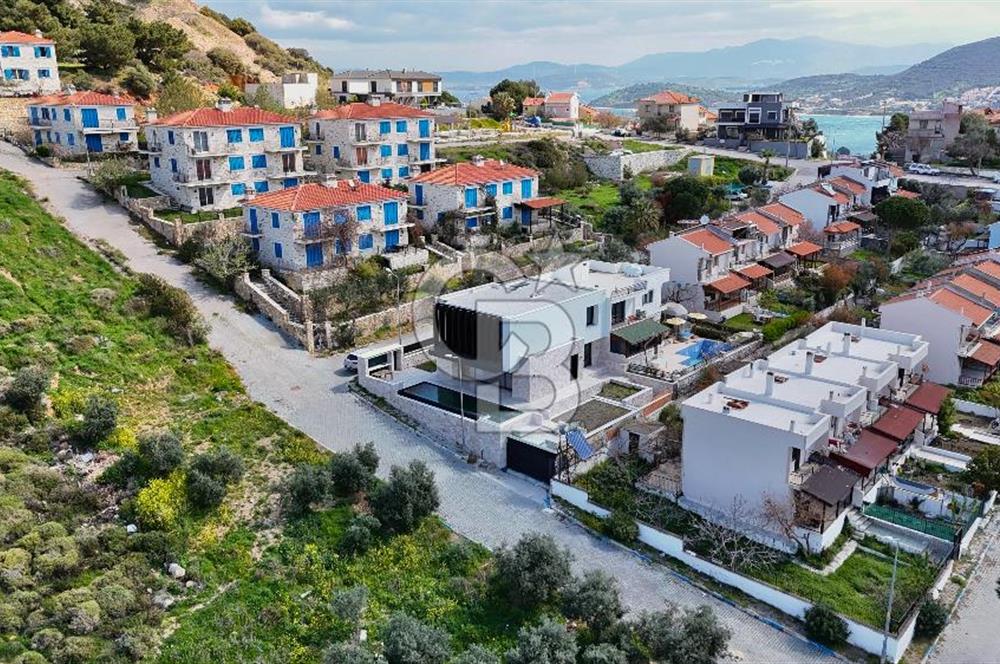 YENİFOÇA ÖZEL TASARIM HAVUZLU 4+1 SATILIK VİLLA