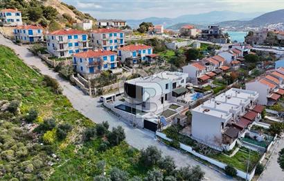 YENİFOÇA ÖZEL TASARIM HAVUZLU 4+1 SATILIK VİLLA