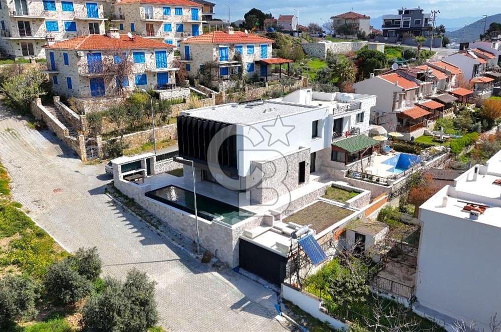YENİFOÇA ÖZEL TASARIM HAVUZLU 4+1 SATILIK VİLLA