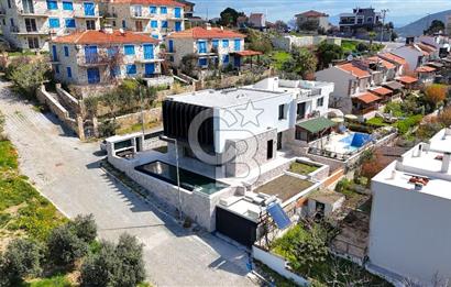 YENİFOÇA ÖZEL TASARIM HAVUZLU 4+1 SATILIK VİLLA