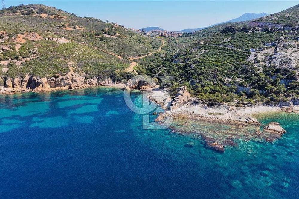YENİFOÇA ÖZEL TASARIM HAVUZLU 4+1 SATILIK VİLLA