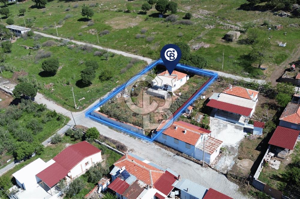 BERGAMA OVACIK'TA (927 M2) İÇİNDE KÖY EVİ OLAN SATILIK ARSA