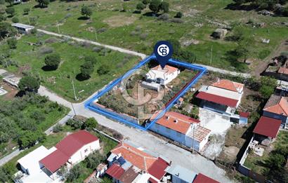 BERGAMA OVACIK'TA (927 M2) İÇİNDE KÖY EVİ OLAN SATILIK ARSA