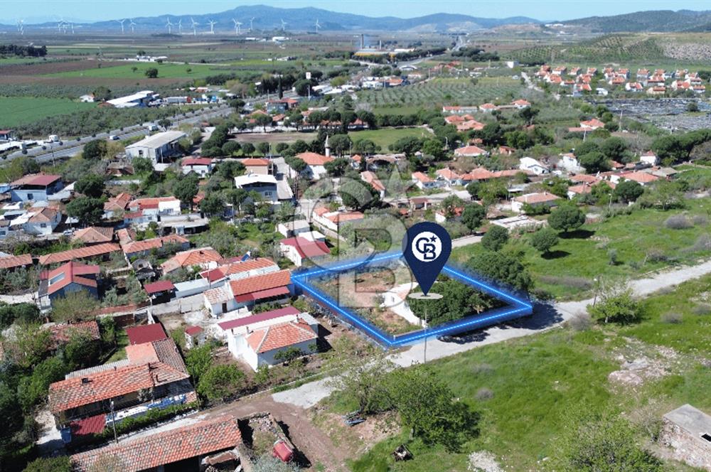 BERGAMA OVACIK'TA (927 M2) İÇİNDE KÖY EVİ OLAN SATILIK ARSA