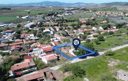BERGAMA OVACIK'TA (927 M2) İÇİNDE KÖY EVİ OLAN SATILIK ARSA
