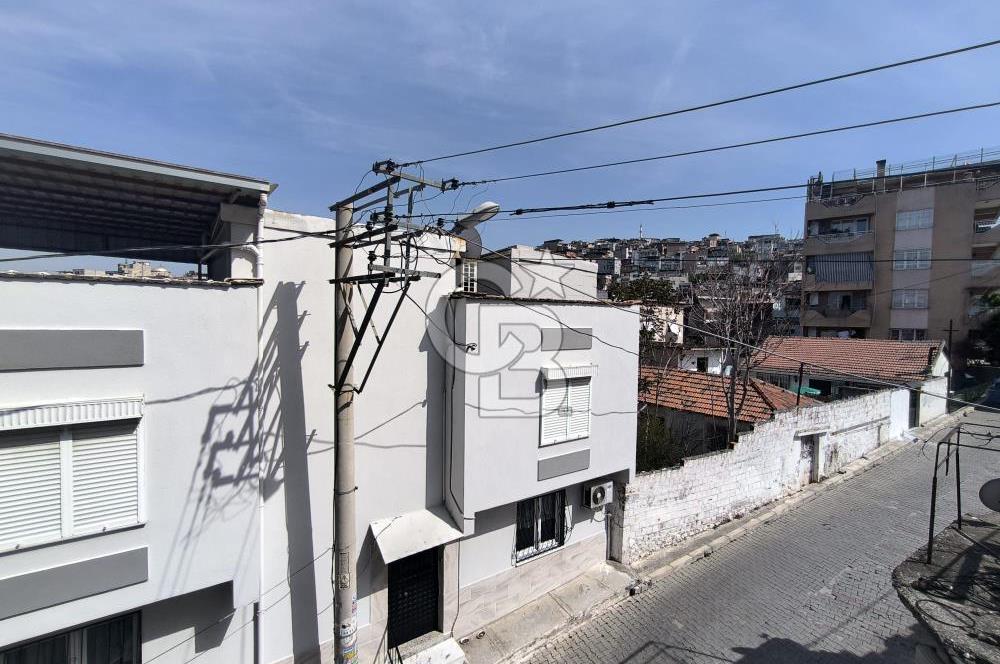 Konak Gültepe'de Köşe Konumda 90 m2 2+1 Daire Teraslı