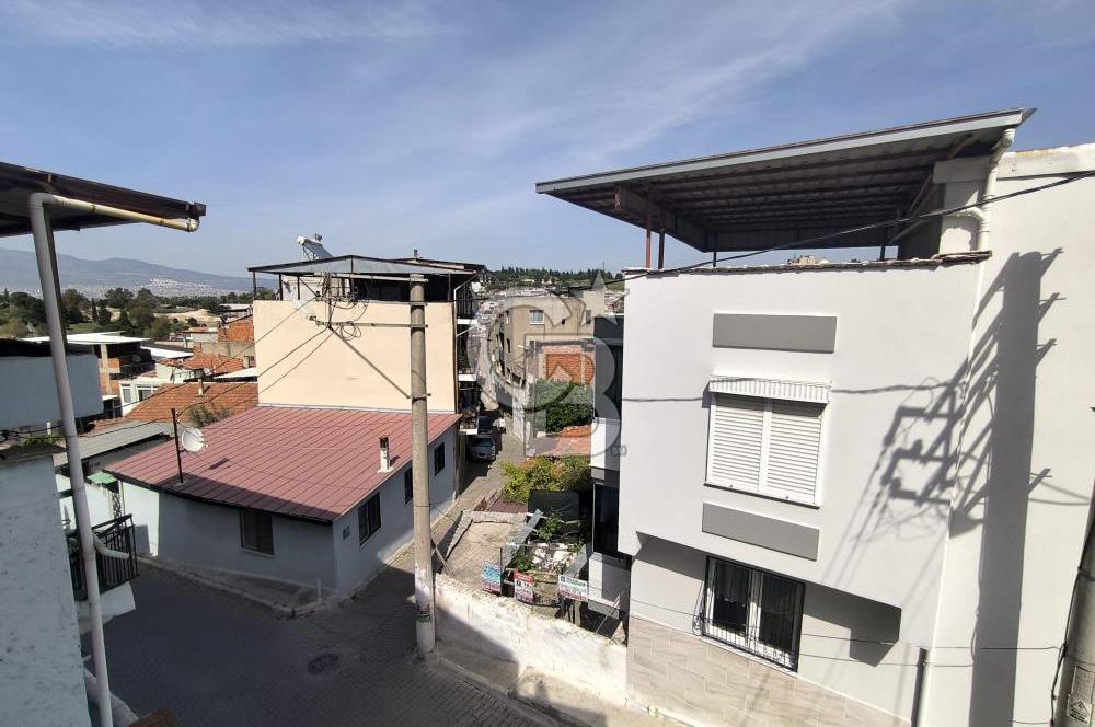 Konak Gültepe'de Köşe Konumda 90 m2 2+1 Daire Teraslı