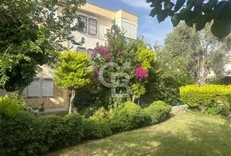 Foça Ata Özgür Sitesinde Havuzlu Eşyalı Kiralık Villa