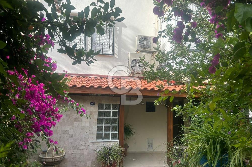 Foça Ata Özgür Sitesinde Havuzlu Eşyalı Kiralık Villa