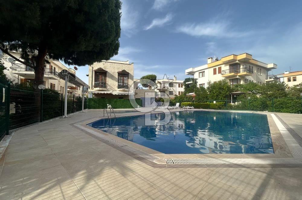 Foça Ata Özgür Sitesinde Havuzlu Eşyalı Kiralık Villa