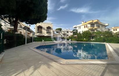Foça Ata Özgür Sitesinde Havuzlu Eşyalı Kiralık Villa