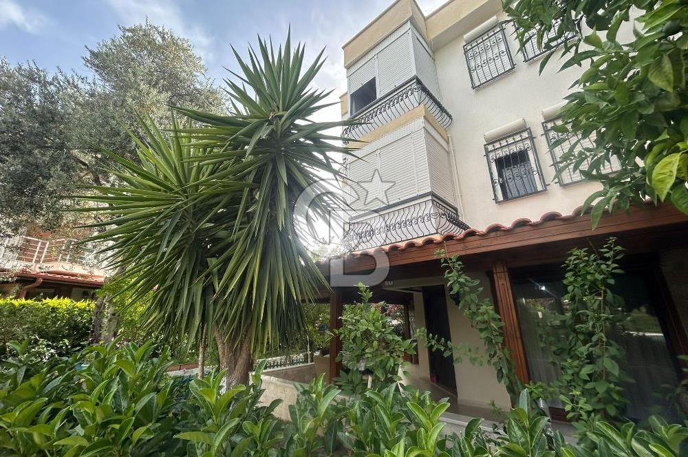 Foça Ata Özgür Sitesinde Havuzlu Eşyalı Kiralık Villa