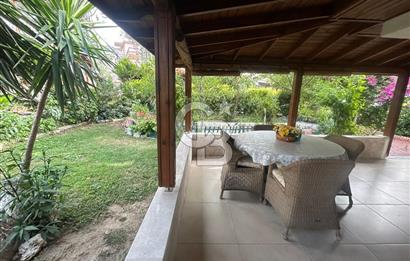 Foça Ata Özgür Sitesinde Havuzlu Eşyalı Kiralık Villa