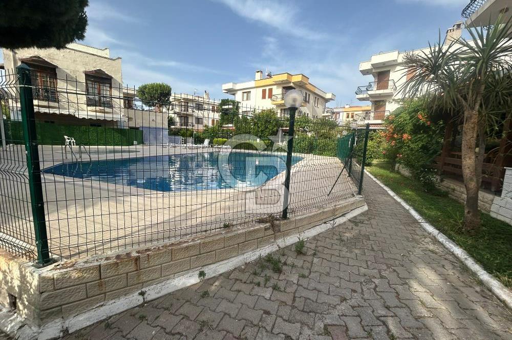 Foça Ata Özgür Sitesinde Havuzlu Eşyalı Kiralık Villa