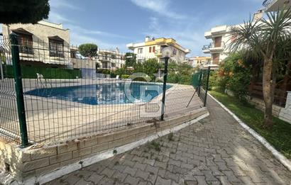 Foça Ata Özgür Sitesinde Havuzlu Eşyalı Kiralık Villa