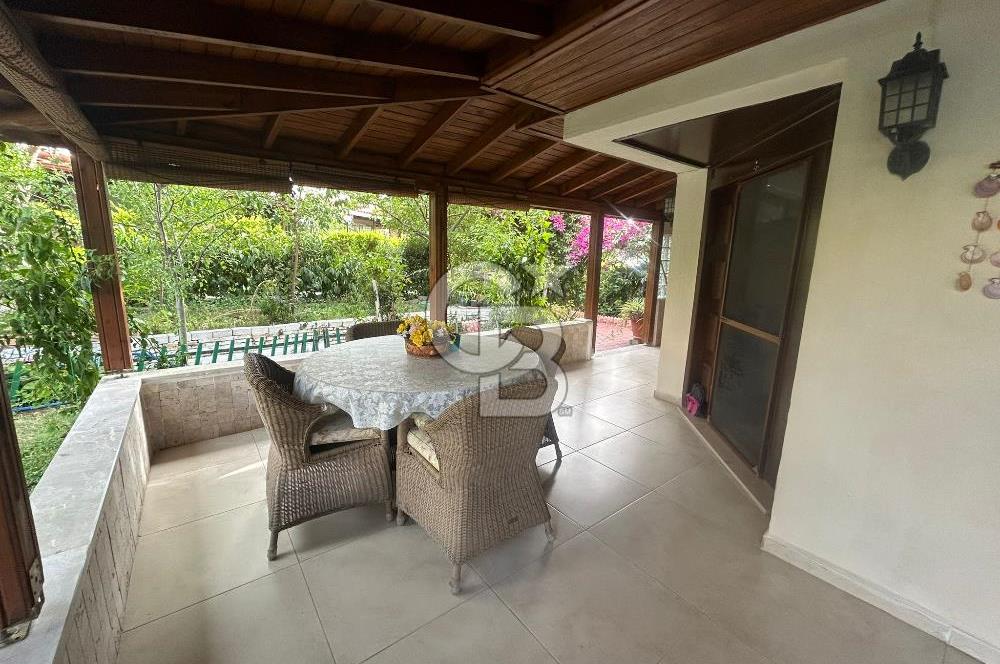Foça Ata Özgür Sitesinde Havuzlu Eşyalı Kiralık Villa