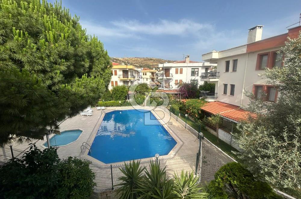 Foça Ata Özgür Sitesinde Havuzlu Eşyalı Kiralık Villa