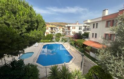 Foça Ata Özgür Sitesinde Havuzlu Eşyalı Kiralık Villa