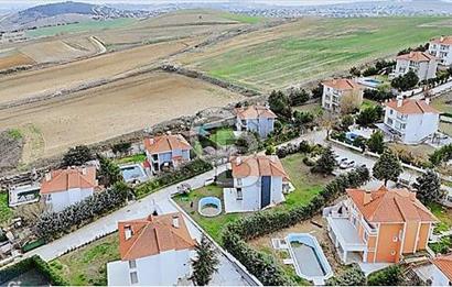 Çatalca Muratbeyde Göl Manzaralı 3 Katlı Havuzlu Triplex Villa